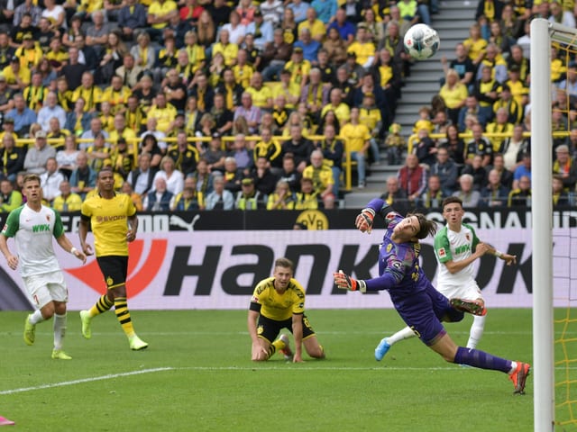 Akanji, Vargas und Hitz bei Augsburger Torszene
