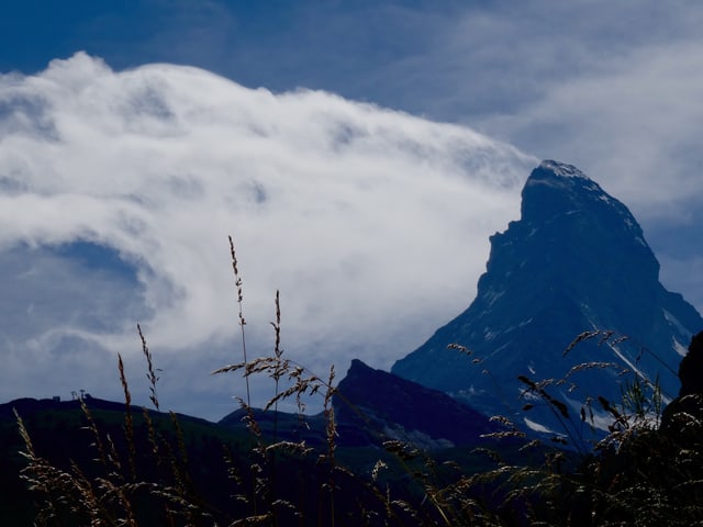 Blick aufs Matterhorn mit einer fahnenförmigen Wolke auf der linken Seite. Blick aufs Matterhorn mit einer fahnenförmigen Wolke auf der linken Seite.