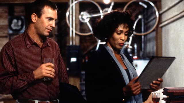 Kevin Costner an der Seite von Whitney Houston. Kevin Costner an der Seite von Whitney Houston.