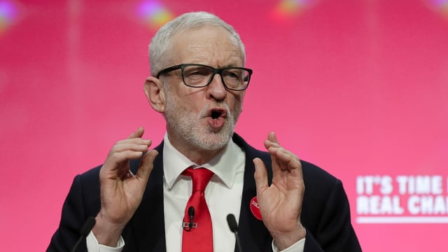 «Es ist Zeit für echte Veränderungen»: Labour-Chef Jeremy Corbyn stellt in Birmingham das Wahlprogramm vor. «Es ist Zeit für echte Veränderungen»: Labour-Chef Jeremy Corbyn stellt in Birmingham das Wahlprogramm vor.