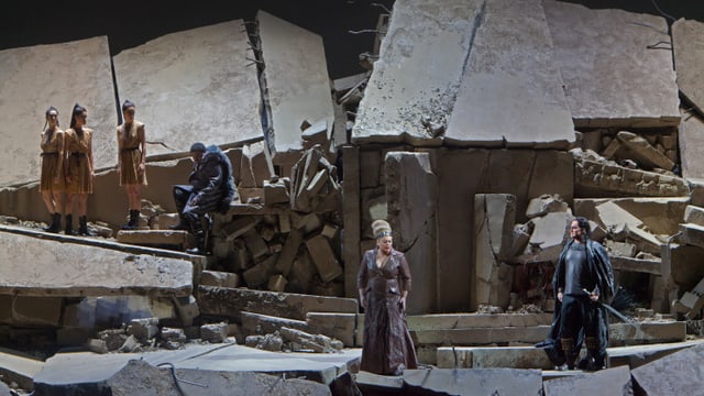 Aufnahme des Bühnenbilds von Ken Russells Inszenierung der Verdi-Oper «Attilla».