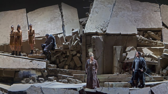 Aufnahme des Bühnenbilds von Ken Russells Inszenierung der Verdi-Oper «Attilla». Aufnahme des Bühnenbilds von Ken Russells Inszenierung der Verdi-Oper «Attilla».