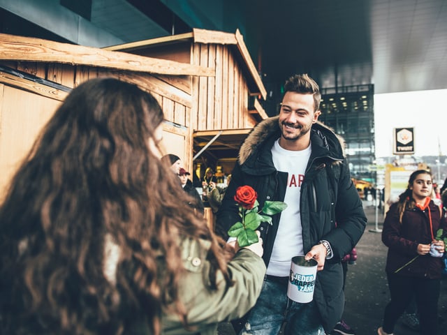 Clive Bucher mit Rose in der Hand