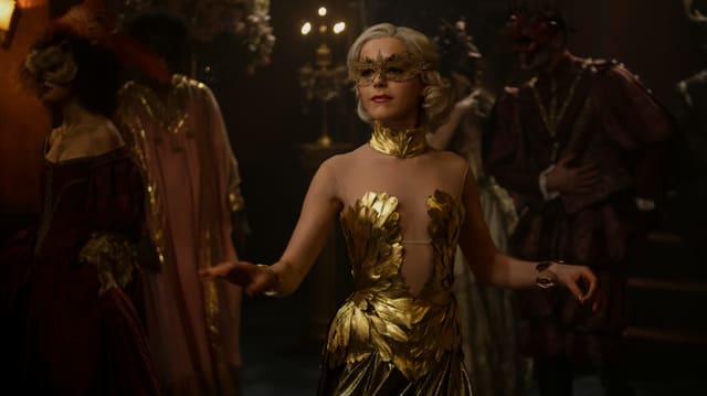 Sabrina im Goldkostüm Sabrina im Goldkostüm