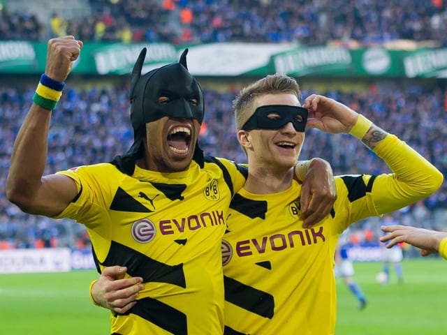 Pierre-Emerick Aubameyang und Marco Reus feiern 2015 einen Treffer als Batman und Robin. Pierre-Emerick Aubameyang und Marco Reus feiern 2015 einen Treffer als Batman und Robin.