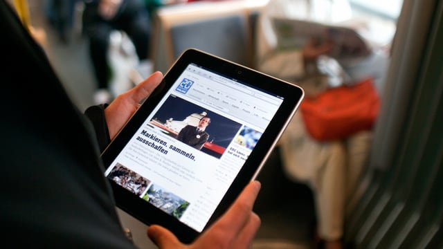 Blick auf ein Tablet, das eine Person in der Hand hält, aufgerufen ist die Webstie von 20min.ch. Blick auf ein Tablet, das eine Person in der Hand hält, aufgerufen ist die Webstie von 20min.ch.