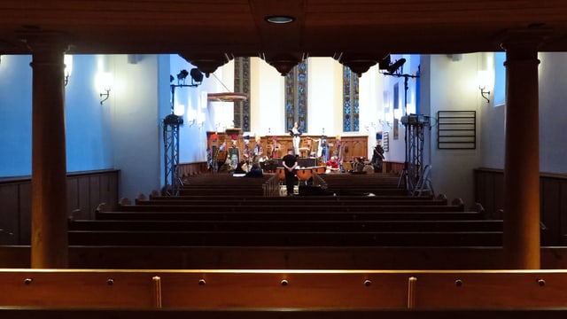 Die Gruppe probt ihren Auftritt in der Kirche. Die Gruppe probt ihren Auftritt in der Kirche.