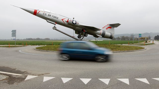 Kreisel mit Flugzeug in Grenchen Kreisel mit Flugzeug in Grenchen
