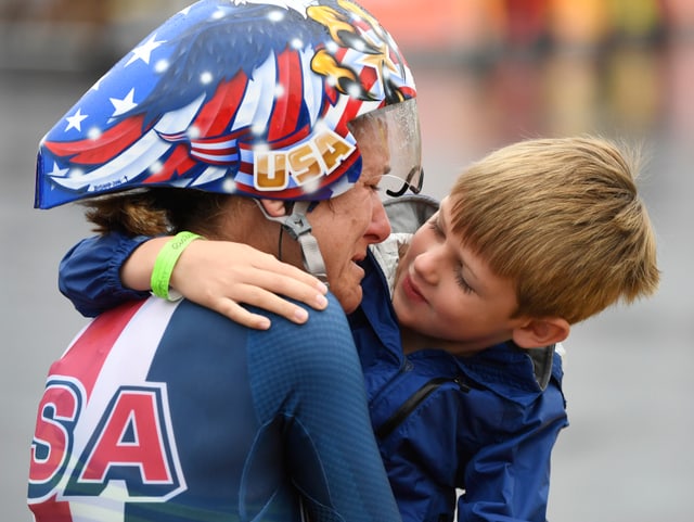 Mit 43 Jahren holt Kristin Armstrong das 3. Olympia-Gold im Zeitfahren in Folge. Mit 43 Jahren holt Kristin Armstrong das 3. Olympia-Gold im Zeitfahren in Folge.