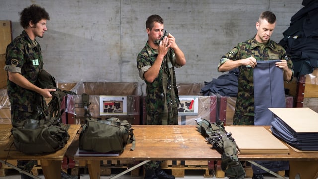 Soldaten sortieren ihr Gepäck Soldaten sortieren ihr Gepäck