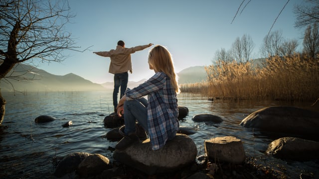 Ein Mann und eine Frau am Fluss. Ein Mann und eine Frau am Fluss.