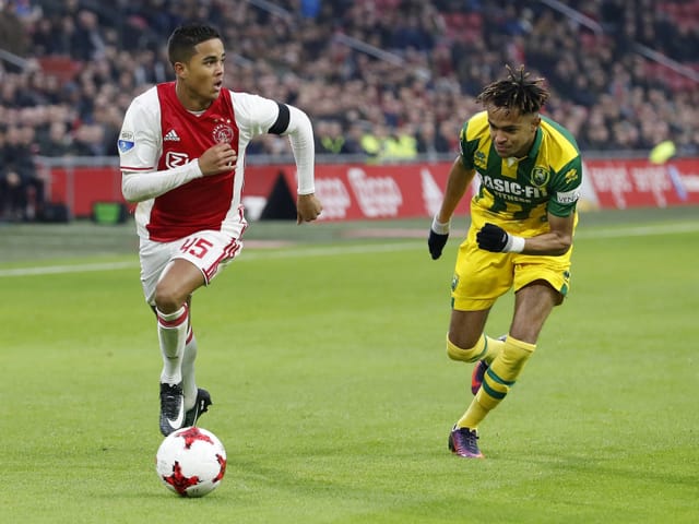 Der junge Justin Kluivert führt gegen einen Verteidiger sprintend den Ball.