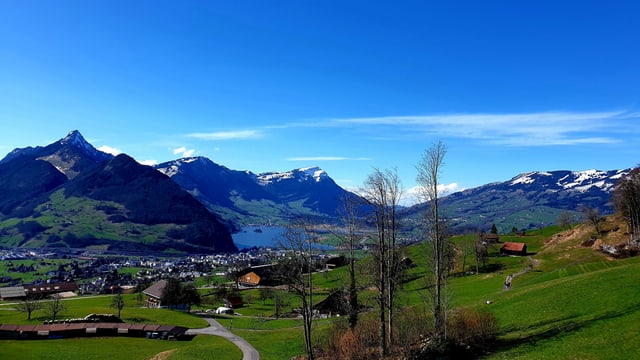 Blick auf den beinahe wolkenlosen Talkessel von Schwyz. Blick auf den beinahe wolkenlosen Talkessel von Schwyz.