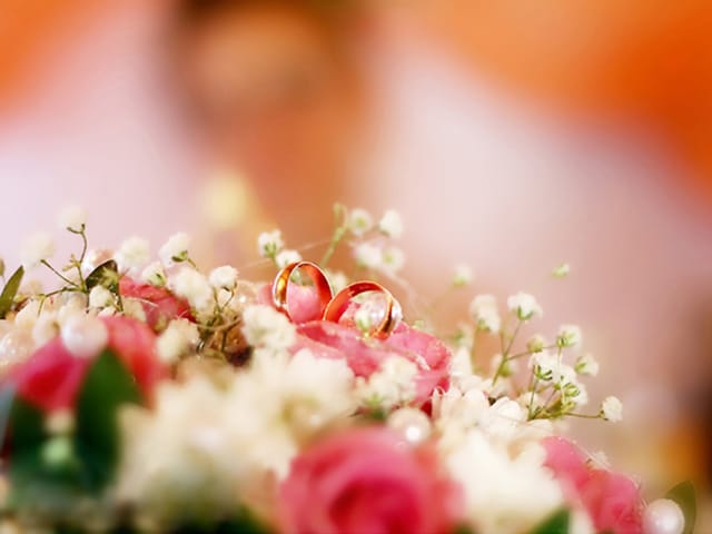 Hochzeitsringe in einem Brautstrauss. Hochzeitsringe in einem Brautstrauss.