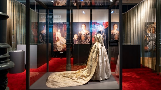 Das Ballkleid aus handgefertigter Spitze soll 1860 die letzten Kaiserin Frankreichs, Eugénie de Montijo, getragen haben. Das Ballkleid aus handgefertigter Spitze soll 1860 die letzten Kaiserin Frankreichs, Eugénie de Montijo, getragen haben.