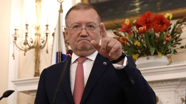 Mann streckt linken Zeigefinger nach vorne. Mann streckt linken Zeigefinger nach vorne.