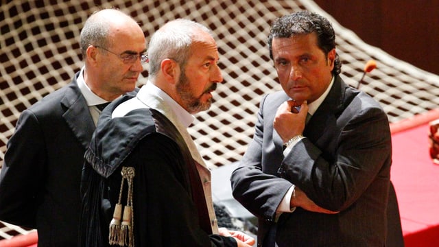 Francesco Schettino (r.) mit seinen Anwälten.
