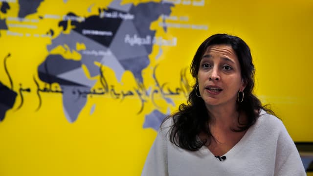 Lynn Maalouf vor einer Weltkarte. Lynn Maalouf vor einer Weltkarte.