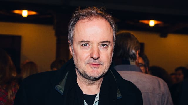 Das Haupt von Filmregisseur Stefan Haupt zwischen zwei Deckenleuchten. Das Haupt von Filmregisseur Stefan Haupt zwischen zwei Deckenleuchten.