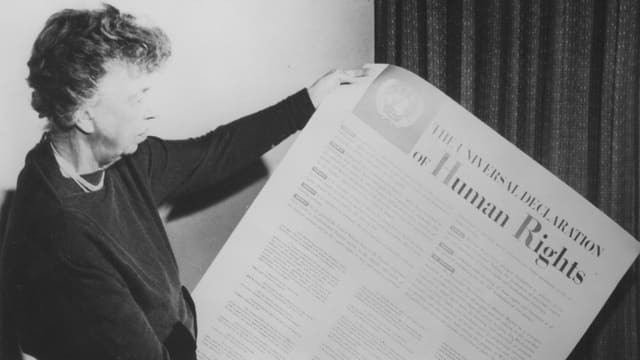 Eleanor Roosevelt hält die Menschenrechtserklärung. Eleanor Roosevelt hält die Menschenrechtserklärung.