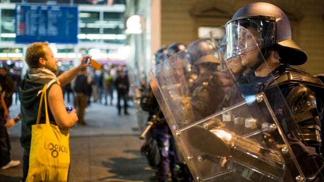 Polizisten in Vollmontur. Polizisten in Vollmontur.
