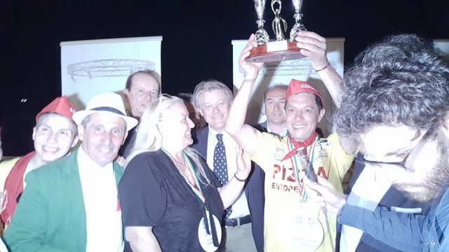 Claudio Vicanò ha retschavì la trofea sco super campione d’Europa 2016. Claudio Vicanò ha retschavì la trofea sco super campione d’Europa 2016.