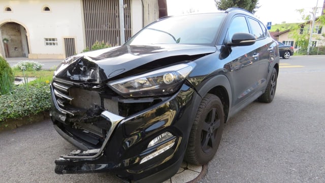 Auto mit eingedrückter Front Auto mit eingedrückter Front