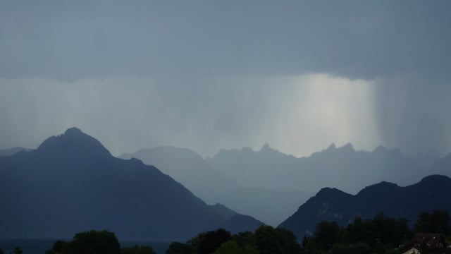 Blick von Luzern Richtung Süden auf eine morgendliche Schauerzelle. Blick von Luzern Richtung Süden auf eine morgendliche Schauerzelle.