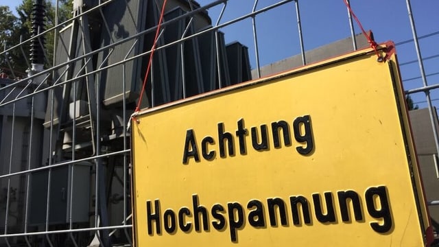 Warntafel "Achtung Hochspannung" vor Transistoren Warntafel "Achtung Hochspannung" vor Transistoren