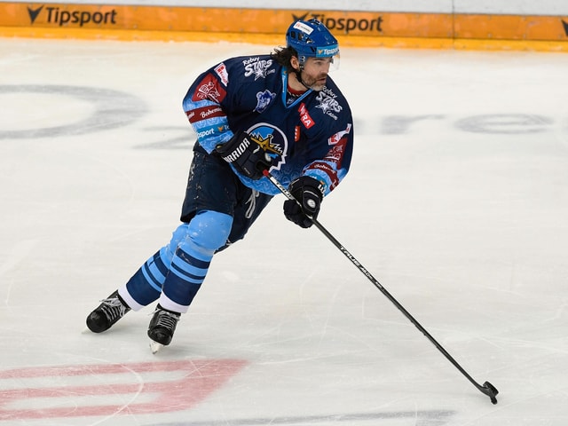 Jaromir Jagr kurvt auf dem Eis. Jaromir Jagr kurvt auf dem Eis.