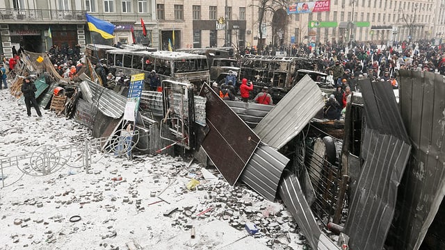 Demonstranten in Kiew hinter einem selbst gebastelten Schutzwall Demonstranten in Kiew hinter einem selbst gebastelten Schutzwall