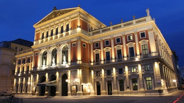 Ein edles, grosses, beleuchtetes Gebäude. Ein edles, grosses, beleuchtetes Gebäude.