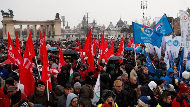 Leute am protestieren. Leute am protestieren.
