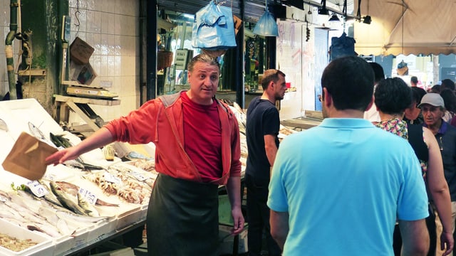Ein Marktschreier preist seine Fische an. Ein Marktschreier preist seine Fische an.