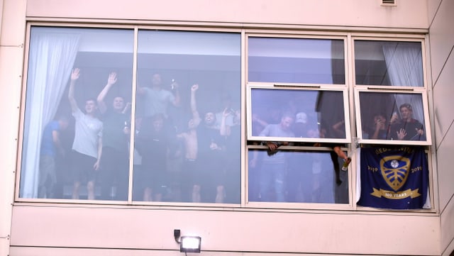 Die Spieler von Leeds United feiern den Aufstieg im Stadion