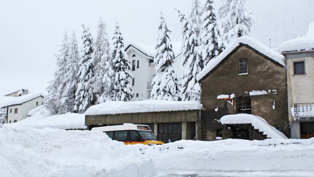 Verschneites Dorf mit einem Postauto Verschneites Dorf mit einem Postauto