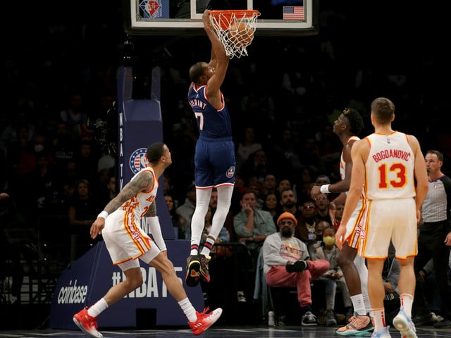 Kevin Durant hängt am Korb. Kevin Durant hängt am Korb.