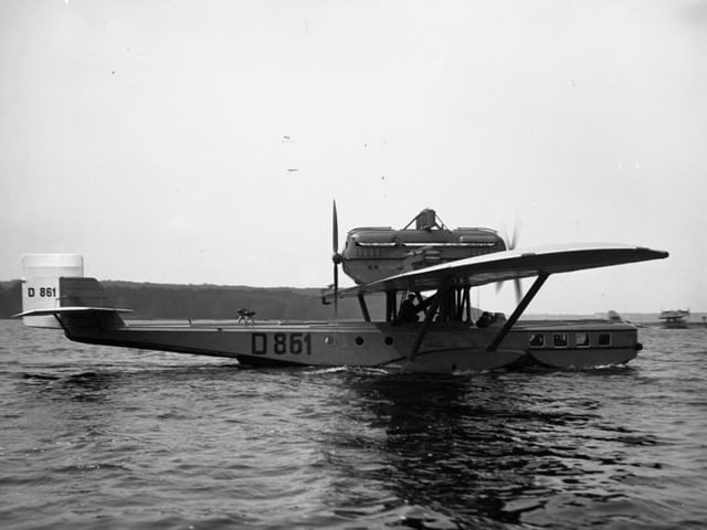 Das Flugboot mit dem Kürzel Do J «Wal» auf dem Wasser. Das Flugboot mit dem Kürzel Do J «Wal» auf dem Wasser.