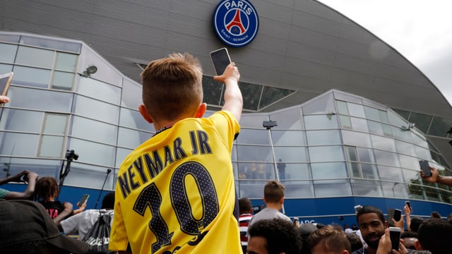 Knabe mit einem gelben Neymar-Trikot Knabe mit einem gelben Neymar-Trikot