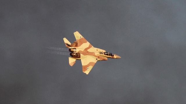Israelischer Kampfjet fliegt Kurve Israelischer Kampfjet fliegt Kurve