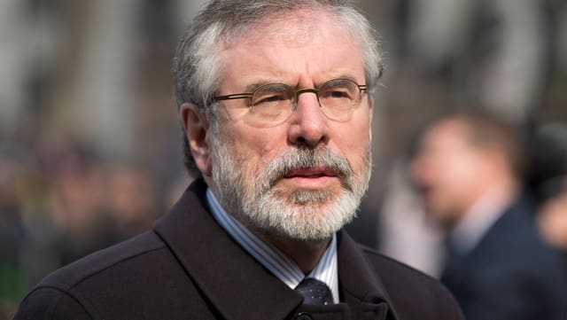 Gerry Adams in Anzug und Krawatte Gerry Adams in Anzug und Krawatte