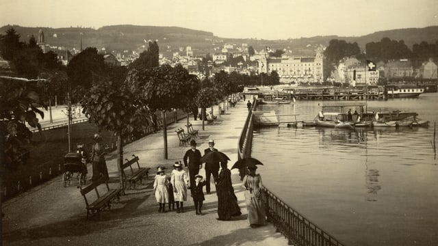 ein schwarz-weiss Bild der Seepromenade ein schwarz-weiss Bild der Seepromenade