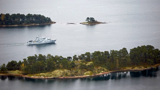 Minensuchschiff zwischen zwei Inseln Minensuchschiff zwischen zwei Inseln
