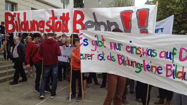 Menschen mit Transparenten: Bildung statt Beton Menschen mit Transparenten: Bildung statt Beton