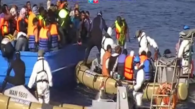 En pitschnas bartgas sur la Mar Mediterrana emprovan fugitivs adina puspè d’arrivar en l’Europa. En pitschnas bartgas sur la Mar Mediterrana emprovan fugitivs adina puspè d’arrivar en l’Europa.