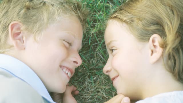 Kinder im Gras Kinder im Gras