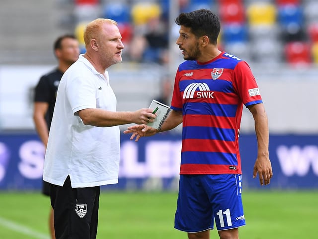 Trainer Heiko Vogel im Gespräch mit Roberto Rodriguez. Trainer Heiko Vogel im Gespräch mit Roberto Rodriguez.