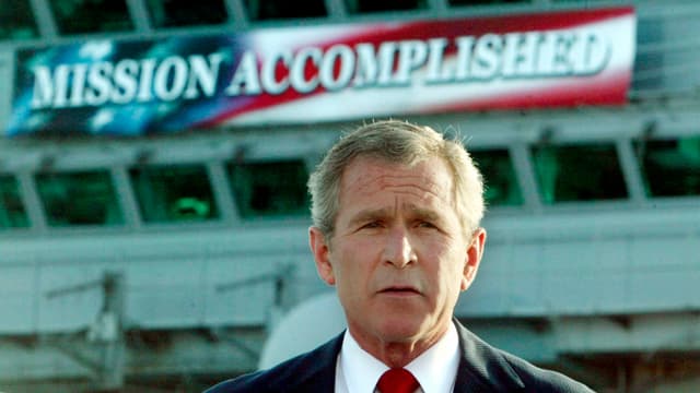George W. Bush vor einem Banner «Mission accomplished» anno 2003 auf einem Flugzeugträger. George W. Bush vor einem Banner «Mission accomplished» anno 2003 auf einem Flugzeugträger.
