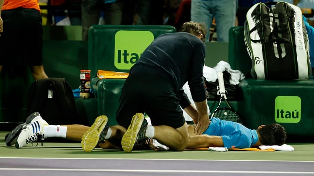 Tennisspieler lässt sich behandeln. Tennisspieler lässt sich behandeln.
