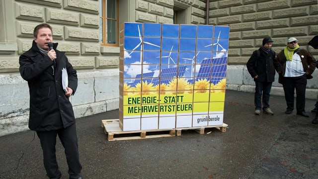 GLP-Präsident Martin Bäumle vor der Bundeskanzlei. GLP-Präsident Martin Bäumle vor der Bundeskanzlei.